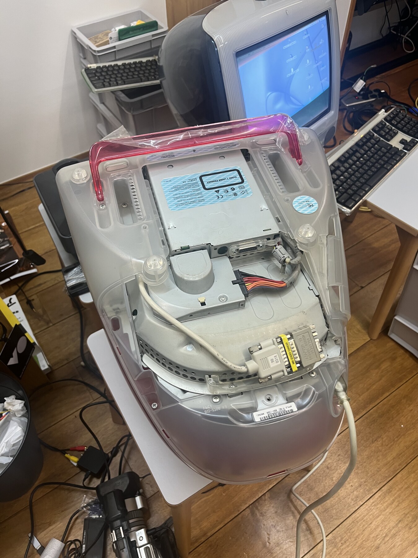 底面を開けたiMac。内蔵ディスプレイのケーブルと、左下にSony VX2000。