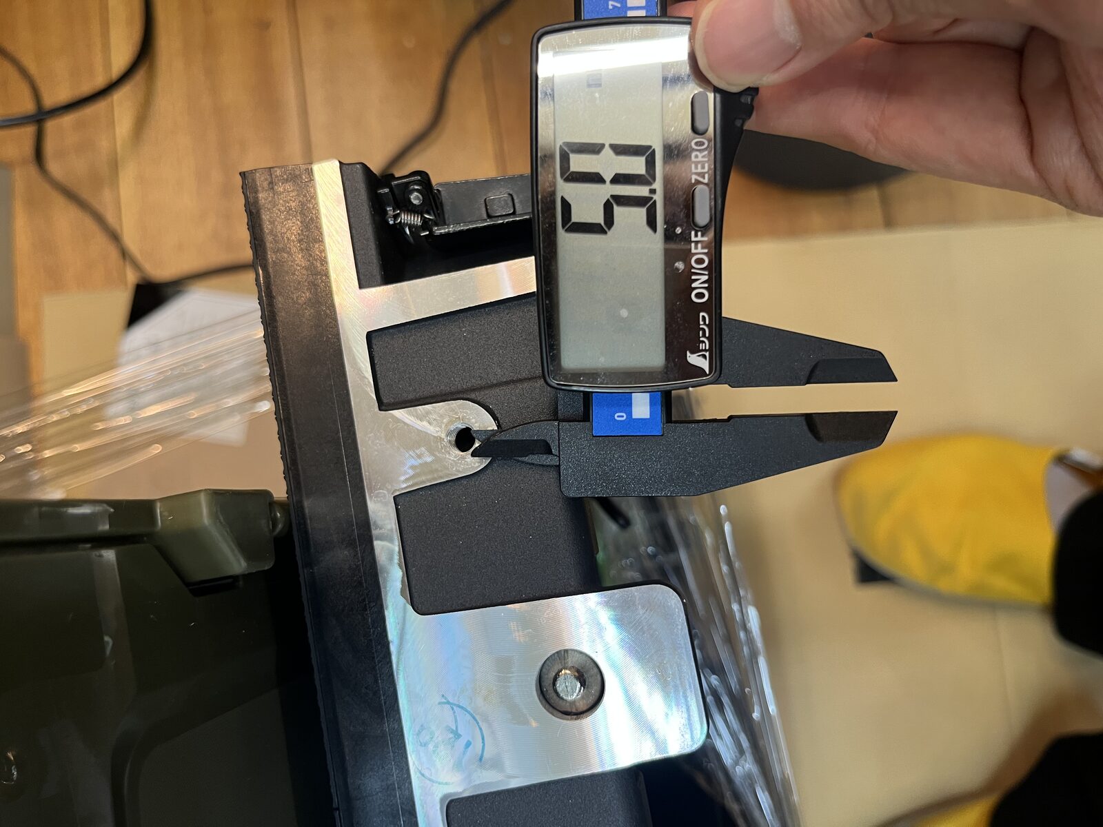 LED側の取り付け穴をノギスで採寸する。