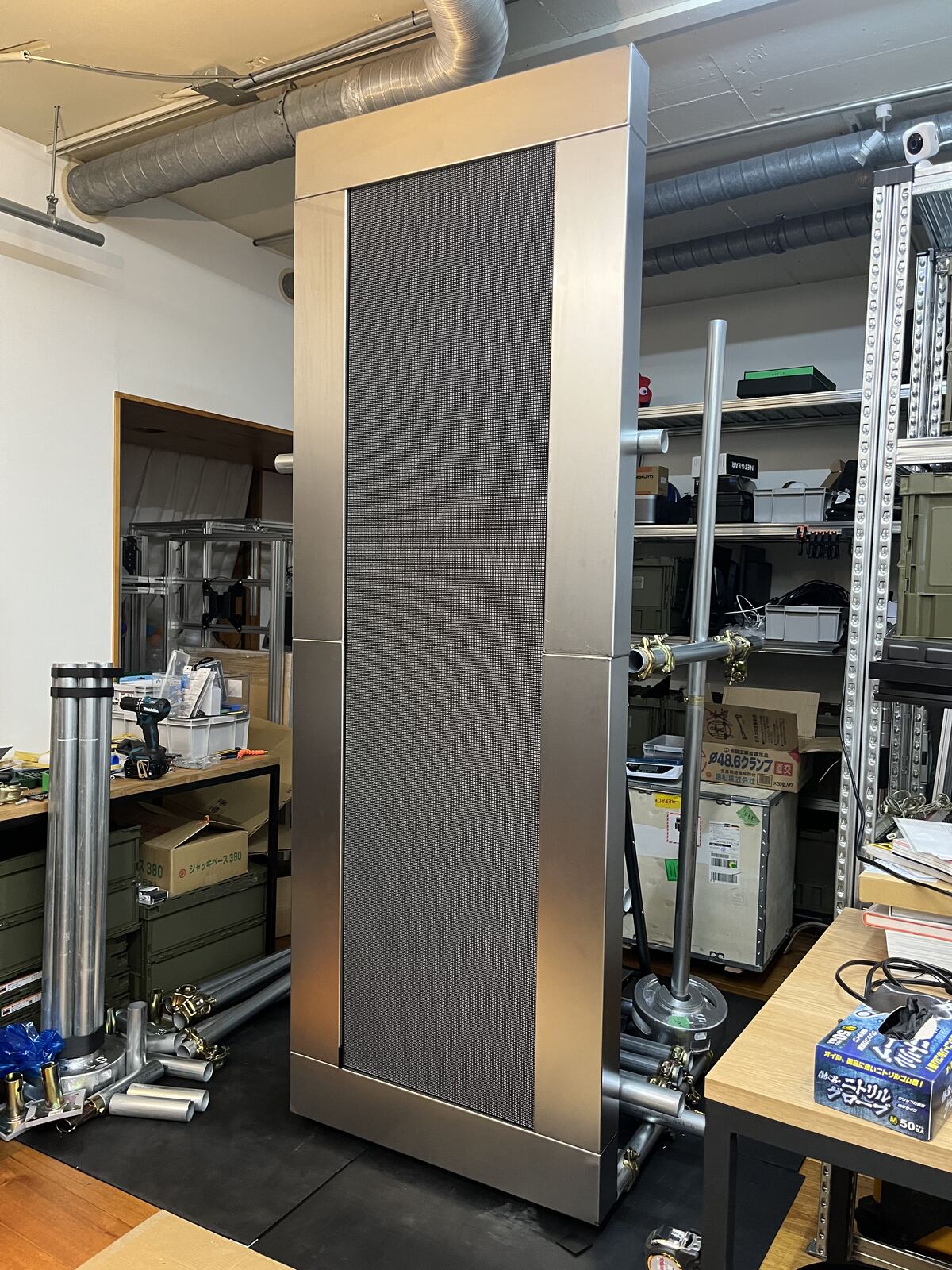 Labで組み上げた外装と、表面の粒が見えるLEDパネル。