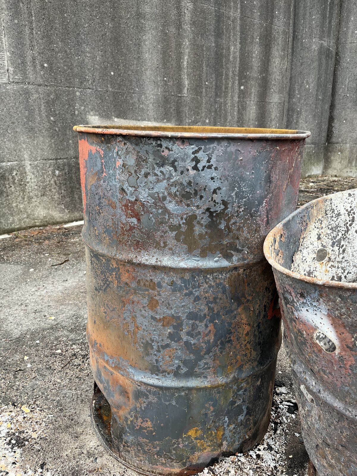 展示会場周辺で撮影した、表面が錆びたドラム缶。