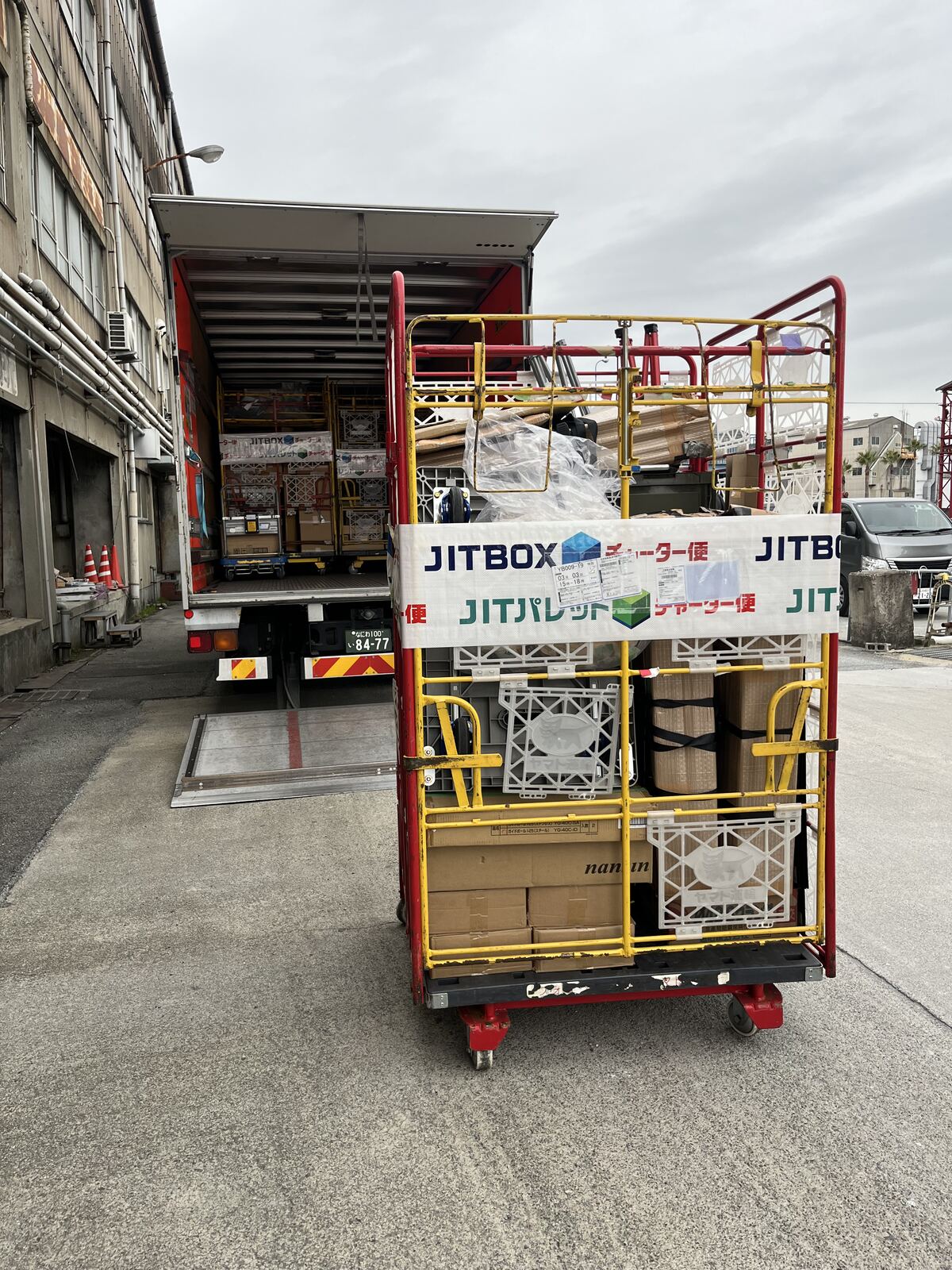 撤収後、トラック前に置かれた輸送用のかご台車。