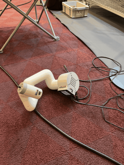床で転がりながら動くロボットアーム