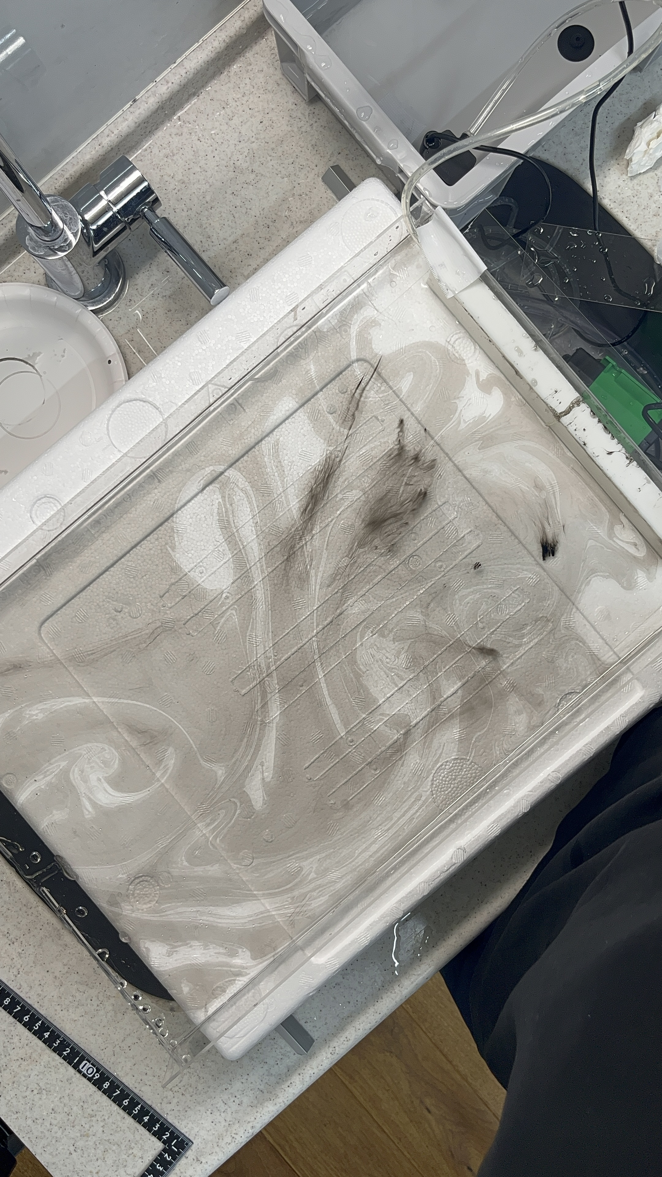 試作中の水路に広がる墨の模様