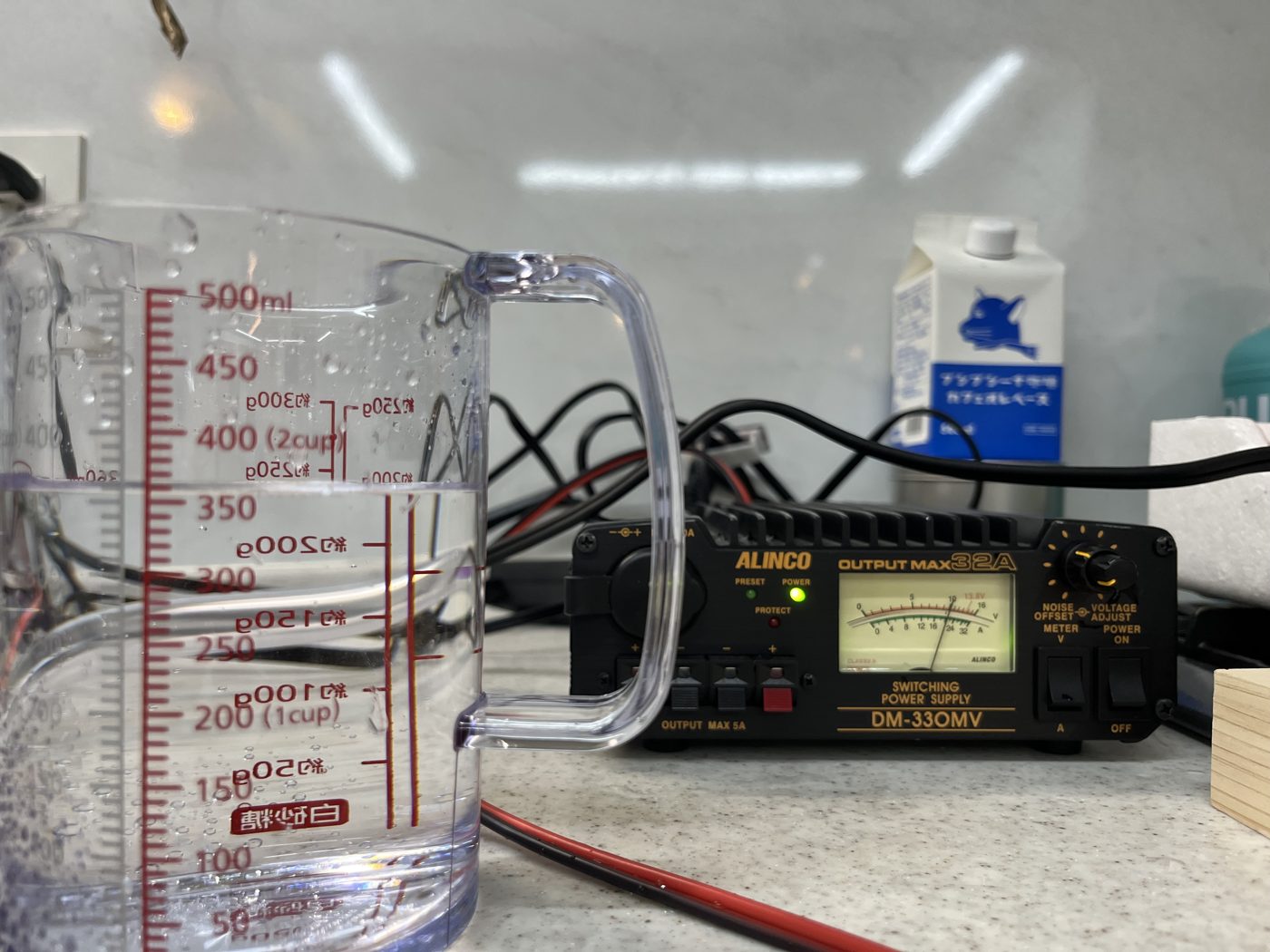 500mlの目盛りが付いた計量容器と試験用の機器