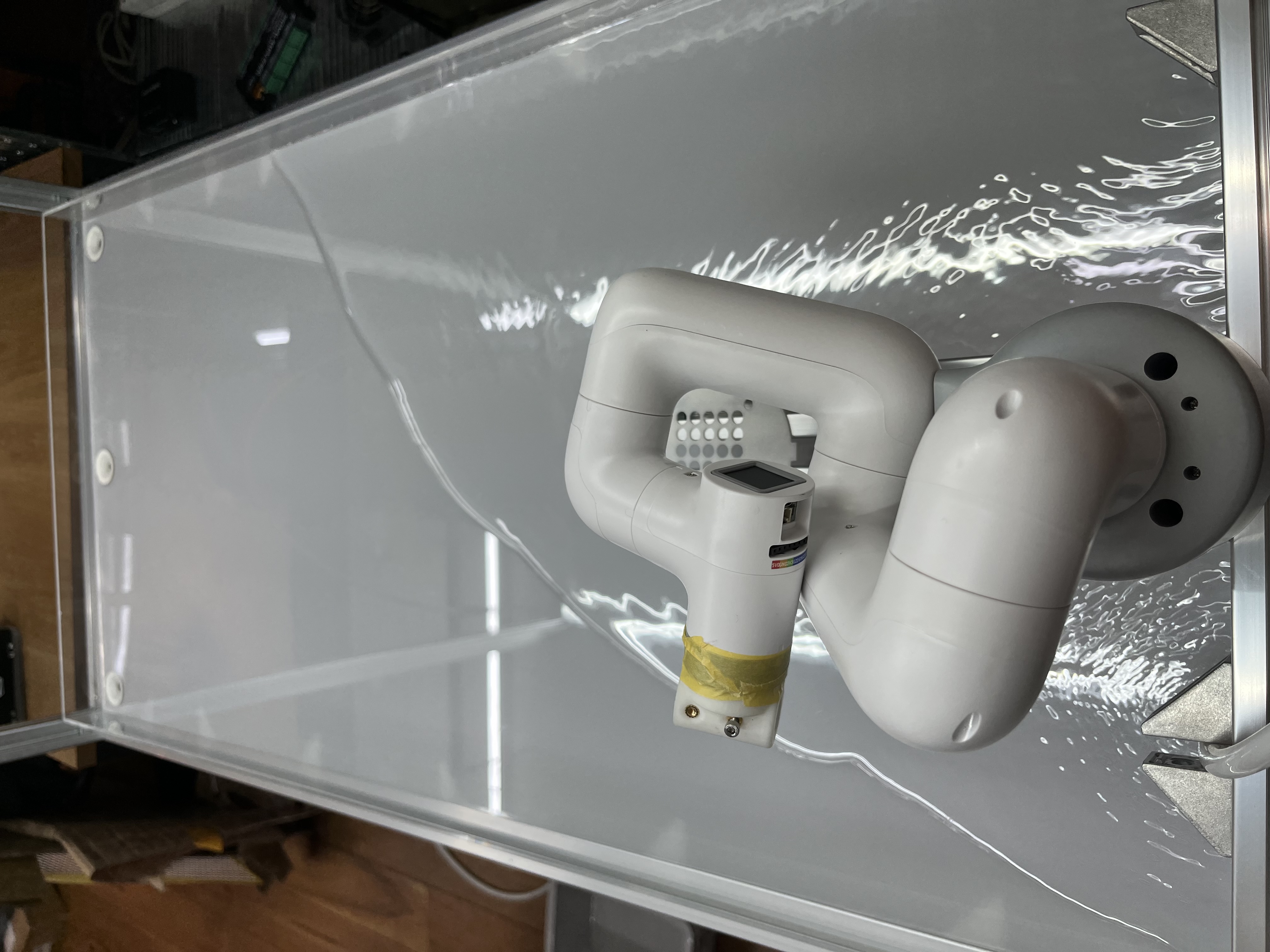 水を流し始めた水路とロボットアーム